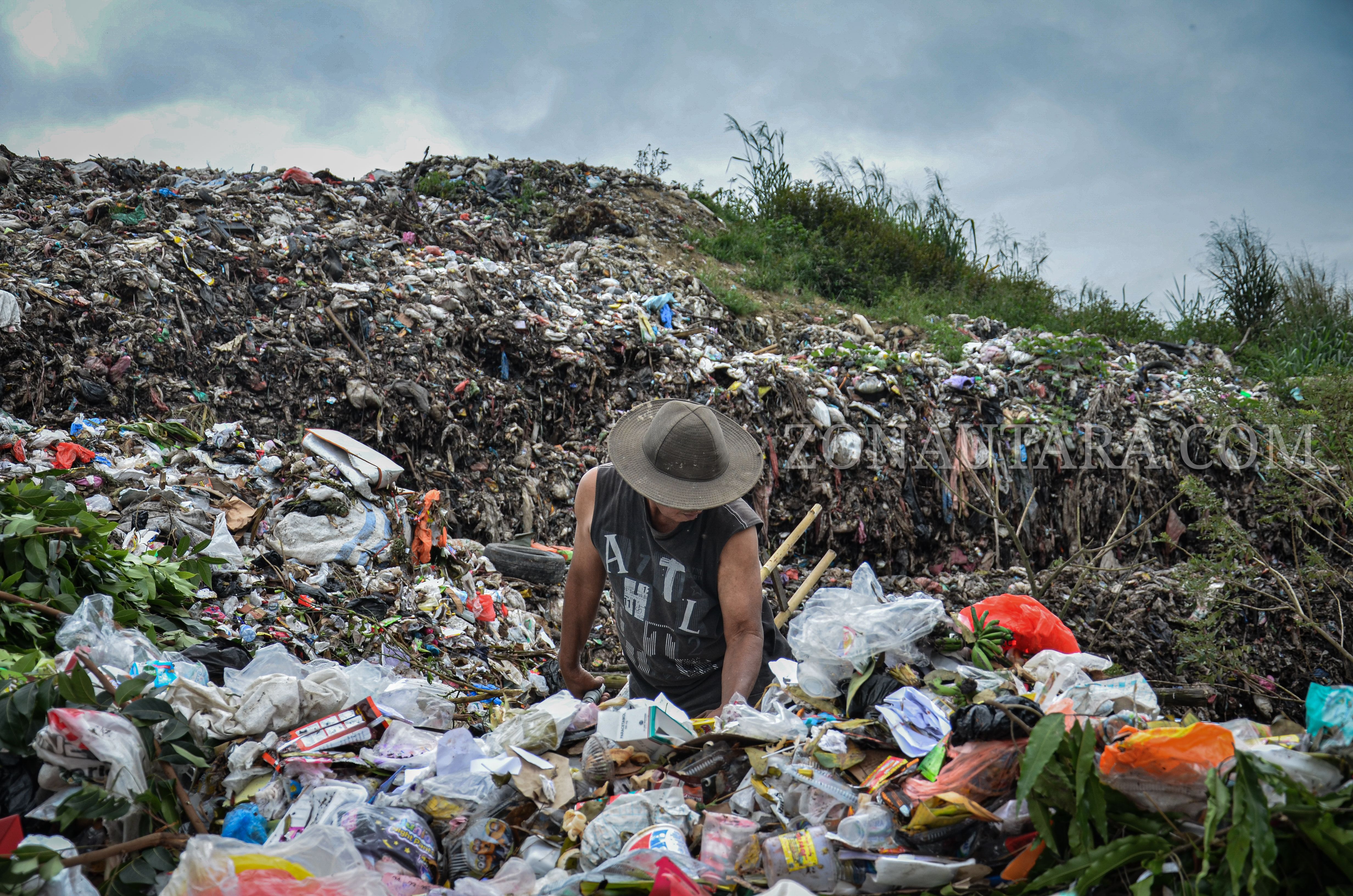 Cerita Foto: Keteguhan Serli di balik gunung sampah