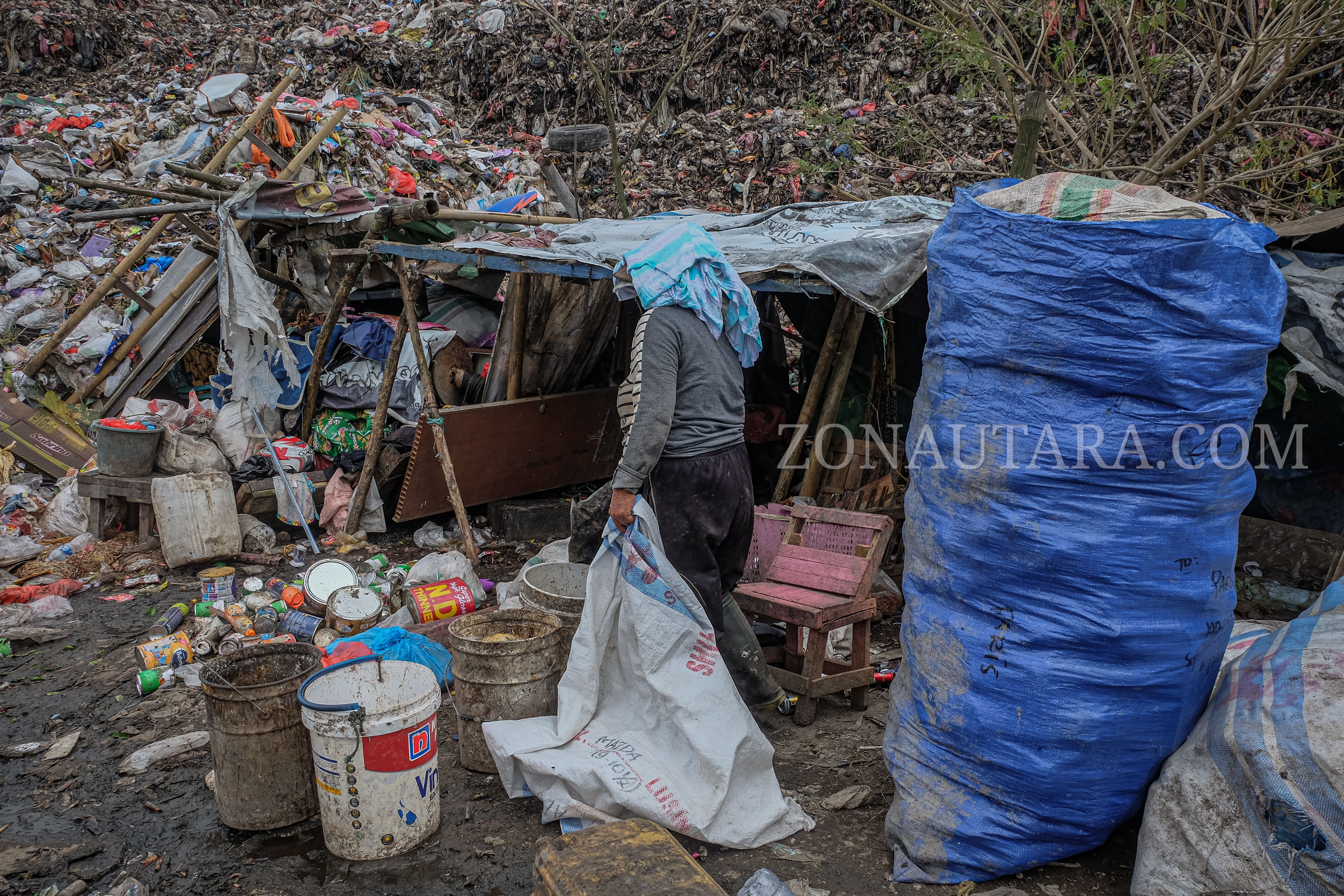 Cerita Foto: Keteguhan Serli di balik gunung sampah
