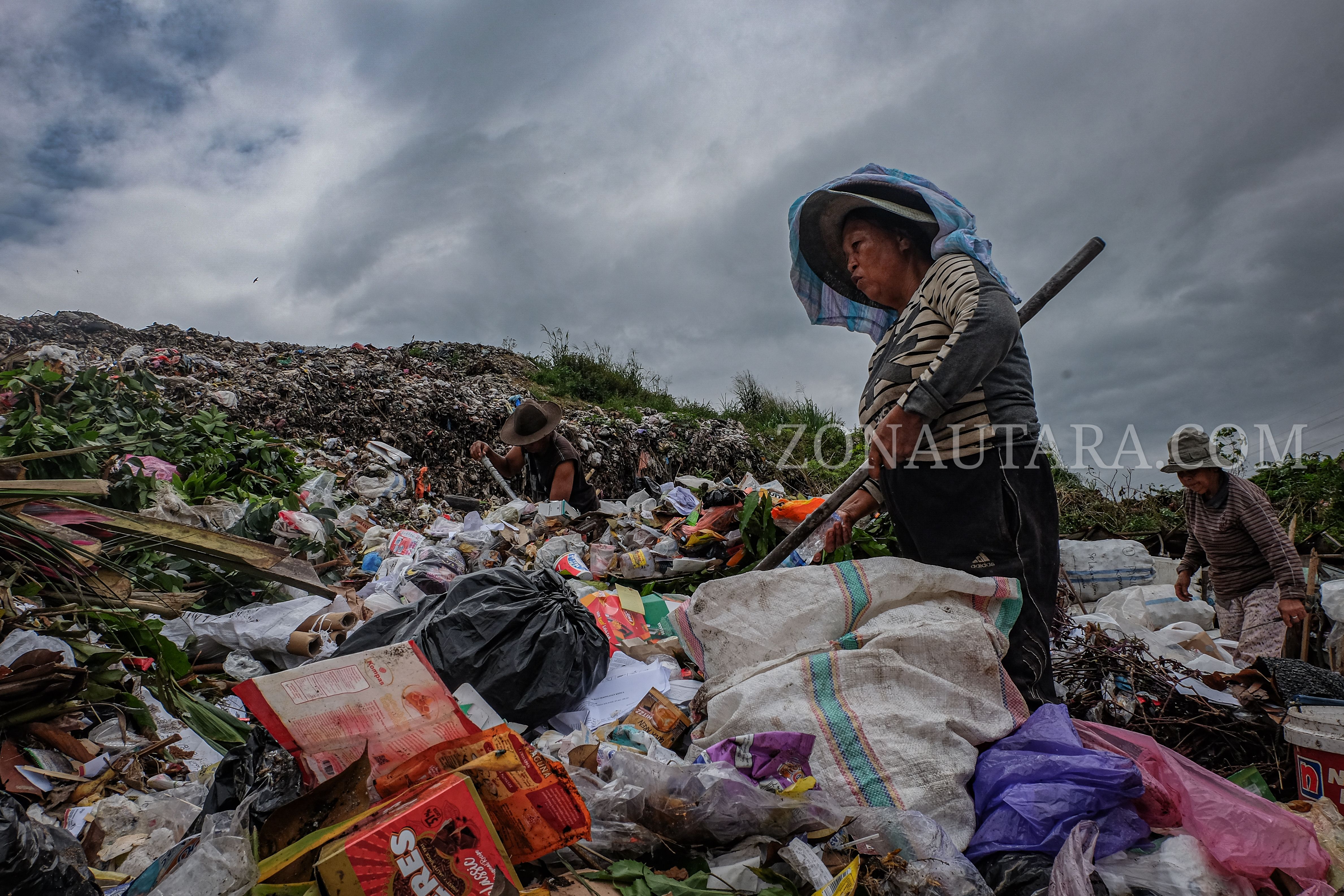 Cerita Foto: Keteguhan Serli di balik gunung sampah