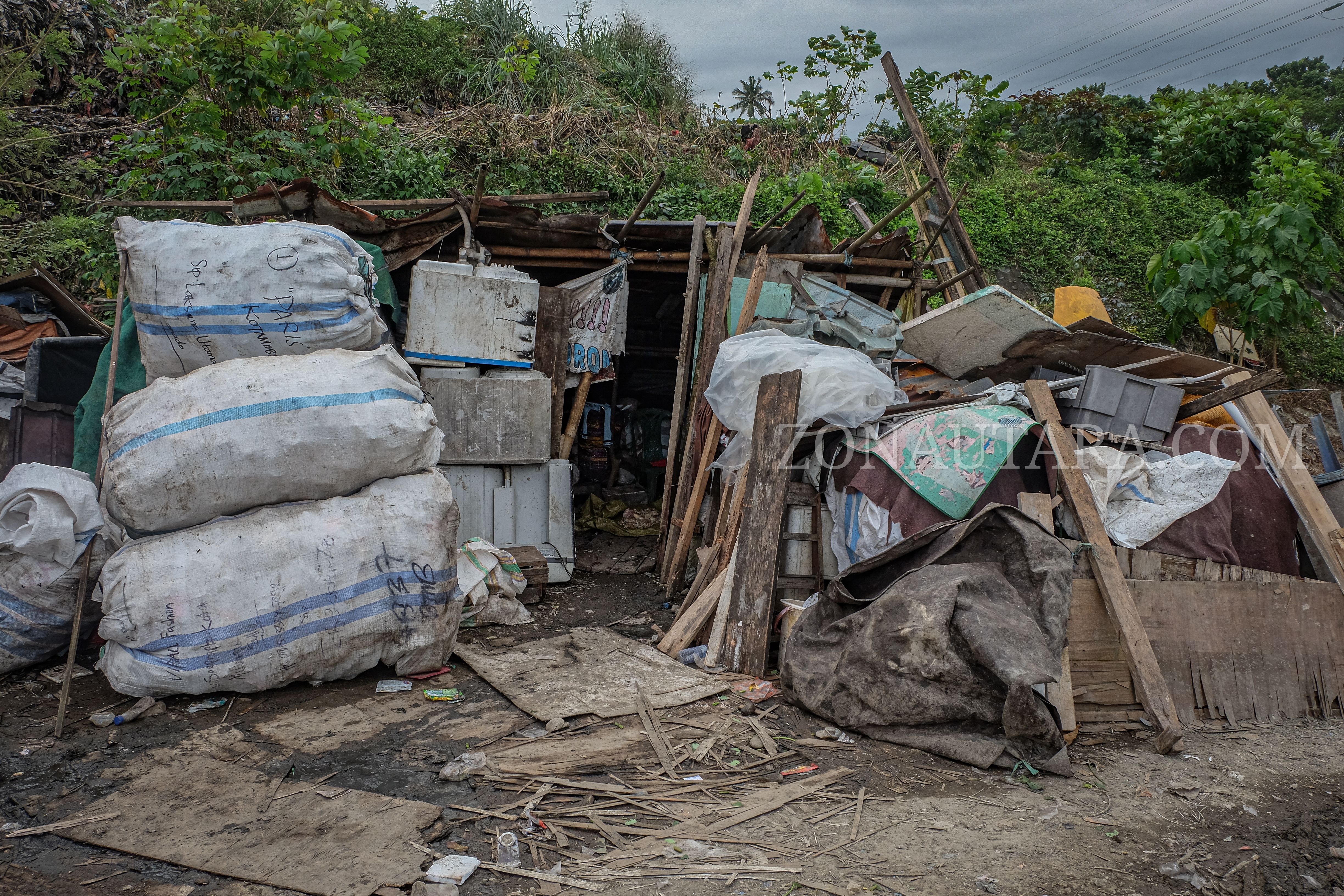 Cerita Foto: Keteguhan Serli di balik gunung sampah